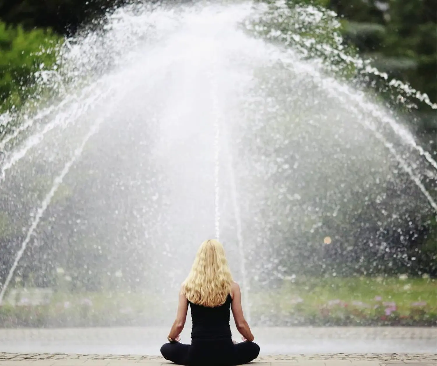 Medium Daniela Rengel, Frau, die vor einem Springbrunnen vermittelt