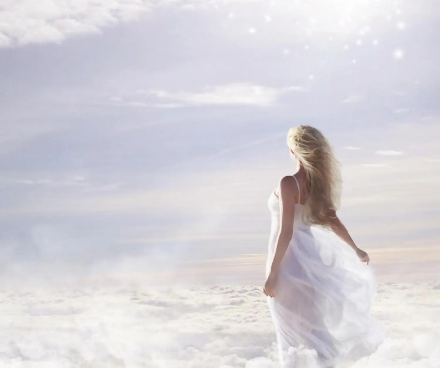 Medium Daniela Rengel, Frau zwischen Wolken stehend