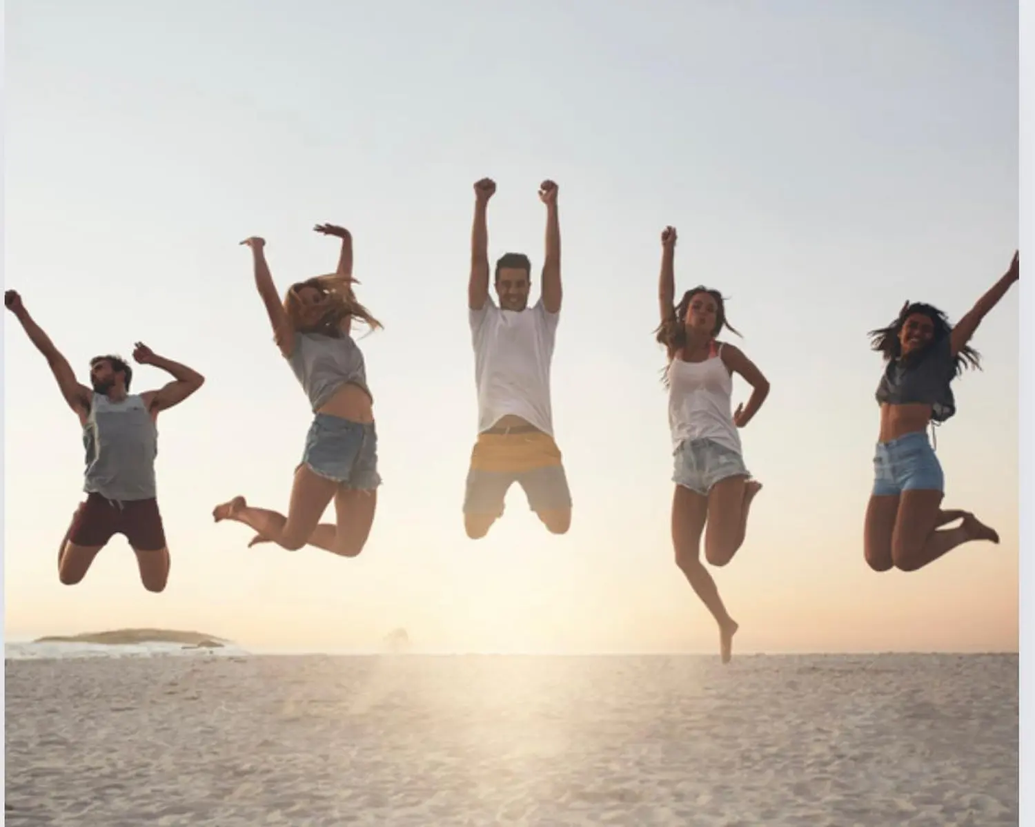 Medium Daniela Rengel, Menschen, die auf den Sand am Strand springen